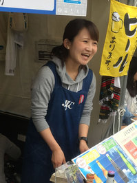 グローバルフェスタで、食品販売をする神矢さん。
