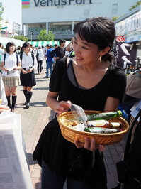 グローバルフェスタで、商品販売をする仁茂田さん。