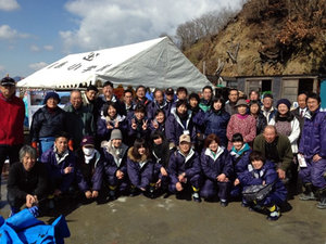体験後、地元の漁師さんと参加者でパチリ