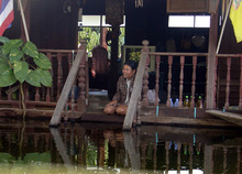 家屋の二階に避難する人々（一階部分は浸水）