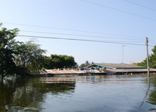 ナコンパトム県クロンヨン郡の洪水の様子