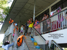 支援物資を待つ住民