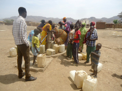 故障して水の出が悪いスーダンの避難民居住区の井戸。いつも混雑している。