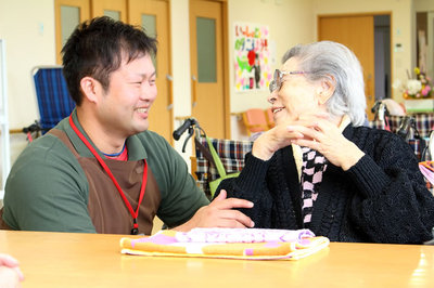 『明日に向かって！』から派遣された介護士の男性と談笑する利用者