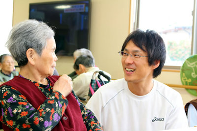 伊藤（右）も、自らの介護福祉士としての経験を生かし、見守りや食事介助など、施設職員のサポートに入りました