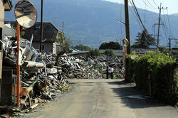 地震で倒壊した家々のガレキ撤去に時間がかかっている