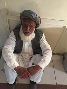 お孫さんの手術を待つマラック・ジャンダールさん