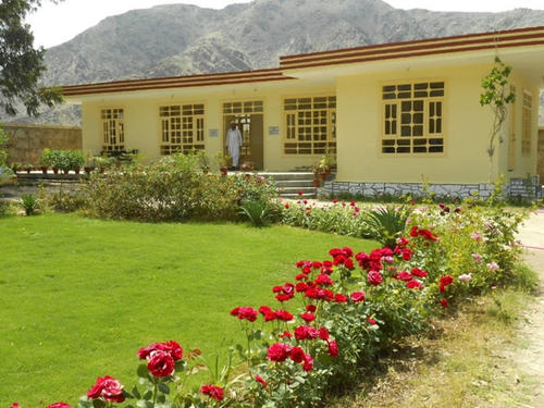 元JVCスタッフのカーン・ミールさんと息子さんが、いつも美しく手入れをしてくれていた診療所のお庭。亡くなられた方のご冥福を謹んでお祈りするとともに、ご家族や関係する皆さまに心より哀悼の意を表します