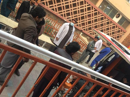 運ばれる負傷者（JVCアフガニスタン現地スタッフ撮影）