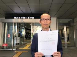 受領したその足で、都庁の前で撮影しました