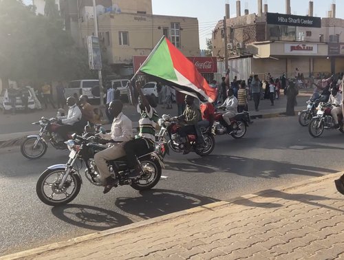 バイクに乗ってクーデターに抗議に参加する人たち_1030.jpeg