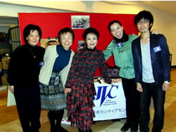 加藤登紀子さんとJVCスタッフ