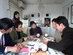 JVCスタッフから活動説明を受ける登紀子さん