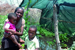 HIV陽性者セリーナさんと子どもたち。栄養のある食事をとれるようになった。