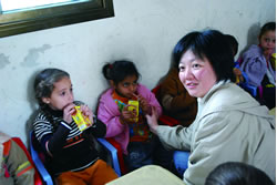 鉄分を強化した牛乳を飲む幼稚園児たち。右は保健師のJVC藤屋。