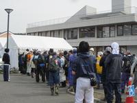 災害ボラセンの受付にならぶボランティアの長蛇の列。