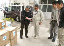 JVC が提供したラジオ。支援者の方々の 　協力を得て、品不足の中で台数を集めた。