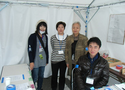 受付を支えた地元ボランティアさんと山形市社協の方と一緒に（一番左が筆者）