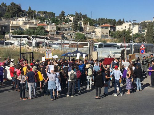 事務所のあるシェイク・ジャラ地区にて、検問所にいるイスラエル警察に対し、強制立ち退き反対の抗議デモを行う住民たち