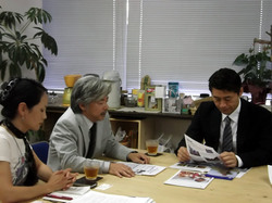 福島の問題を話す谷山博史代表理事（写真中央）と震災支援担当の谷山由子（写真左）。細野豪志政調会長は熱心に聞き入っていました。