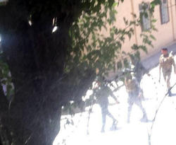 武装勢力の攻撃の際に展開した兵士(ジャララバード市：7月31日)