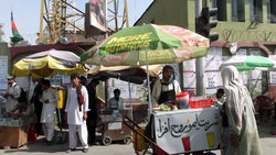 車の窓から流れ見るジャララバード市街地