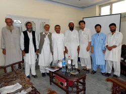 村の長老たち、現地スタッフと記念撮影。シャプール医師（左から4番目）、ワハーブ医師（右端）