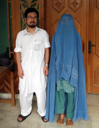 左は小野山さん。私もブルカを被ってみる。