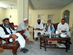 保健委員会メンバーの皆さん。右端はシャプール医師