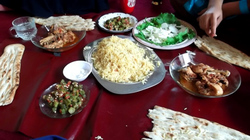 このお米を手で食べる