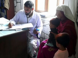 診察中のジャハンミール医師