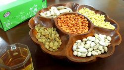 典型的なお茶うけのお菓子。レーズンやナッツ。お茶が進みます。