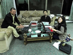イスラマバードの宿にて、先に到着したシャプール医師と打ち合わせ中。