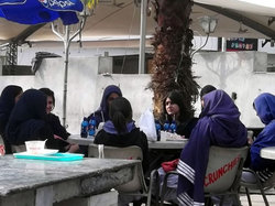 オープンカフェで談笑しているイスラマバードの女の子たち