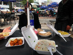 今日のお昼ご飯：チキン、ライス、ヌードル、チャパティなど