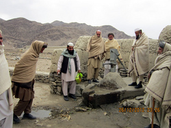 井戸の周りに集まる保健委員会のメンバーたち。左から二番目はJVCのラヒーム看護師。