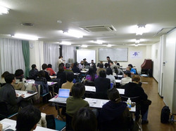 参加者には学生の方々やほかのNGO職員の方々も見られました。