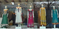 街のショーウィンドーに並ぶ女性服のディスプレイ