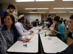 懇親会の様子。多くの方に囲まれ、嬉しそうな表情を見せていました。