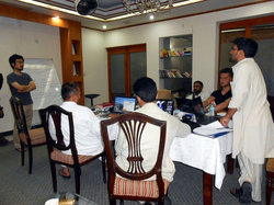 議論中、ヒートアップして発言中に立ち上がるワハーブ医師（右）