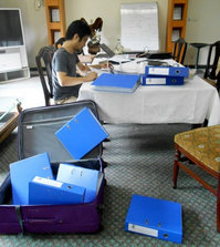 集中力！次々と領収書にサイン中！