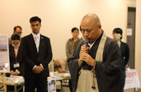 祈りを捧げる茂田真澄さま（アーユス仏教国際協力ネットワーク理事長）