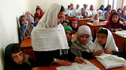 一つの机に5人？ぎゅうぎゅう詰めの教室！