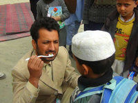 正しい歯の磨き方を教えるJVCスタッフ