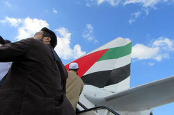 経由地のドバイの空港から飛行機に乗り込む小野山。いよいよアフガニスタンへ！