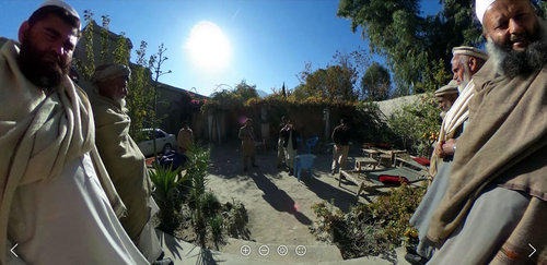 活動を牽引している村の長老たちとの再会（360度カメラで撮影）