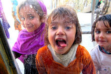 子どもたちは好奇心旺盛！けらけら笑って走り回っています