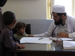 診察を受ける子ども