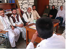 ハヤトゥッラー医師の講義を聞くスタッフ達