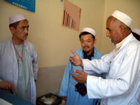 BHCでワクチン接種員の説明を受ける藤井代表と本田